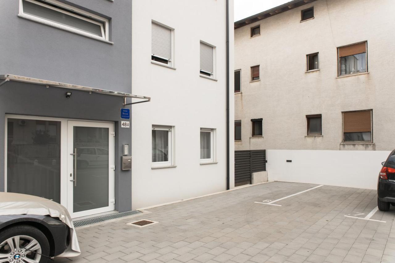 Apartment Zara - Luxury Apartment With Private Pool Exteriör bild